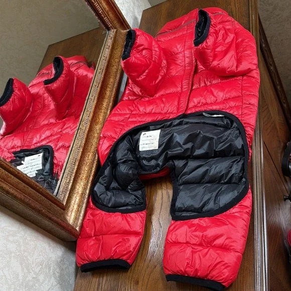 New w/out tag Pajar puffer 4 legged dog jacket.  Adjustable waist. Velcro. - Picture 2 of 16